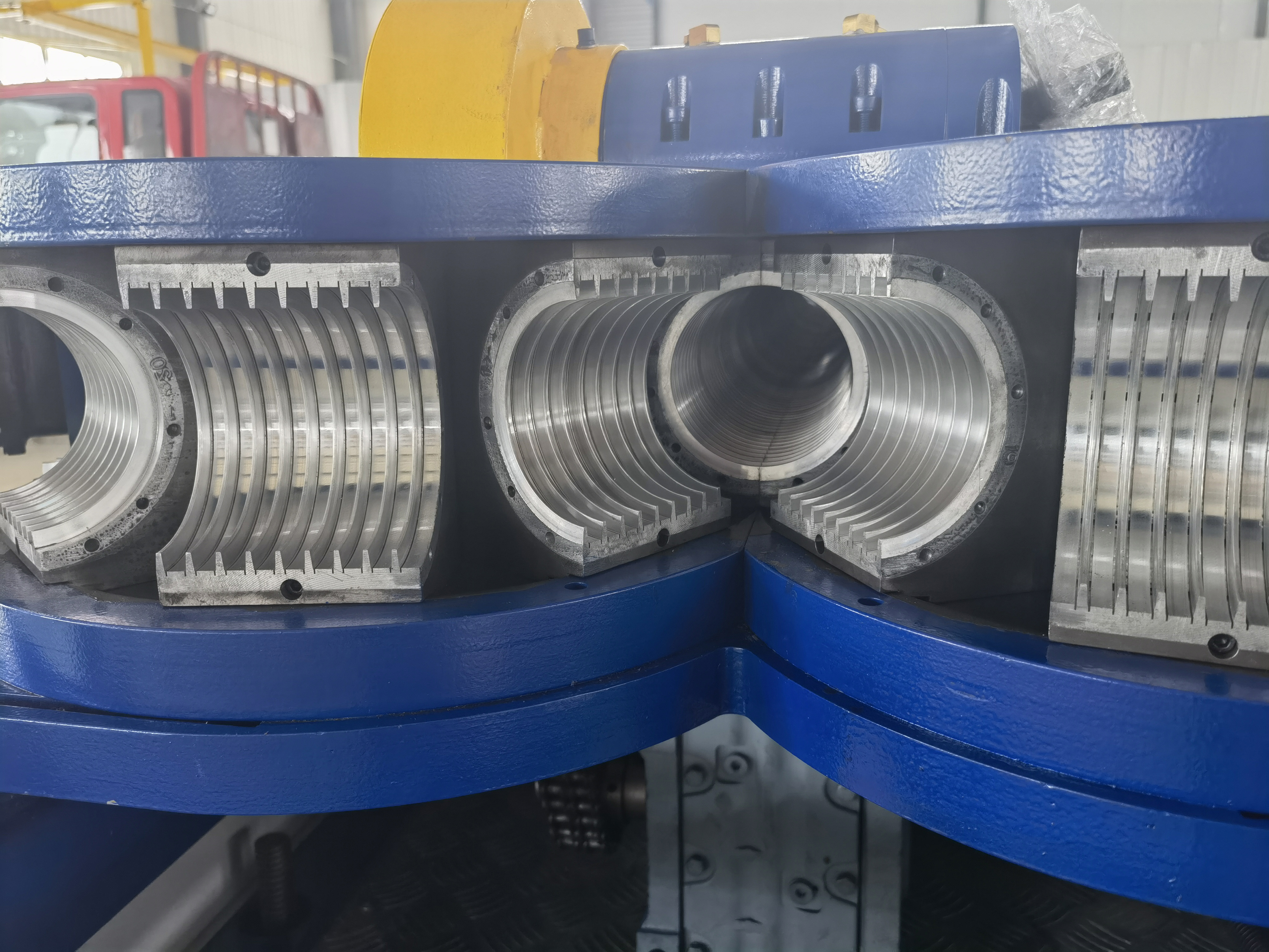 High speed single wall corrugated pipe machine